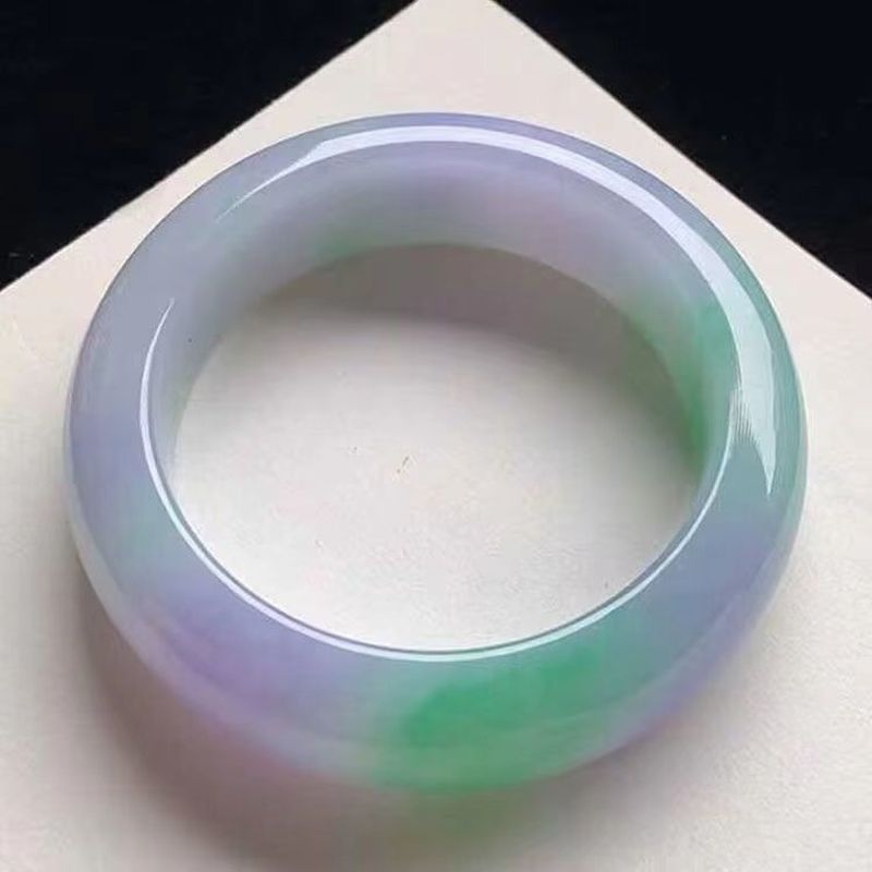 Een armband van jade met een i - Bracelets recensie en prijs