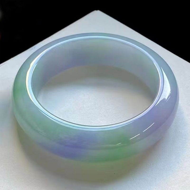 Een armband van jade met een i - Bracelets recensie en prijs