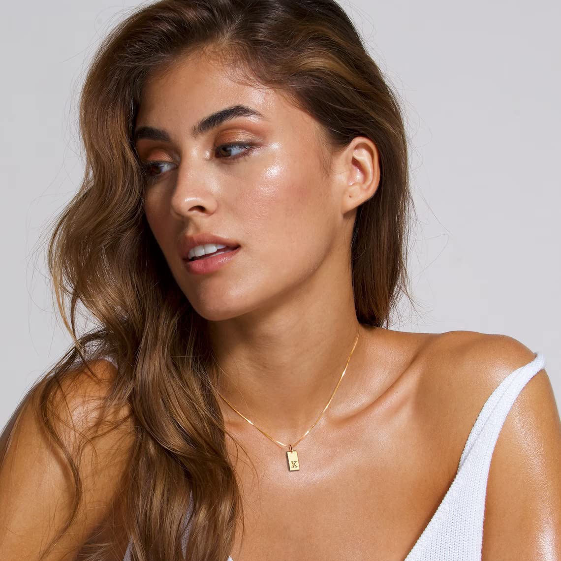 Tiny Square 26 Beginletters Ta - Initial Letter Necklace 18K Gold recensie en prijs